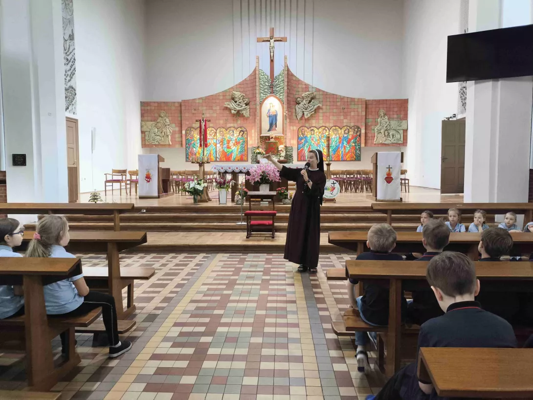 Siostra Daria podczas Słówka dla uczniów klas 1-3 SSP w parafii Matki Bożej Wspomożenia Wiernych