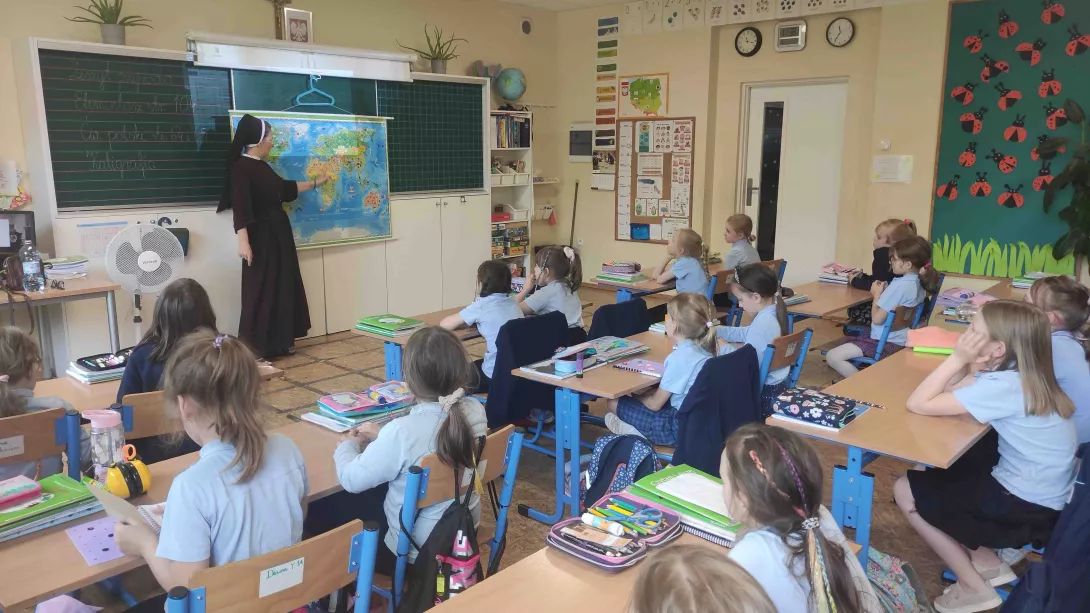 Siostra Daria opowiada o swojej pracy uczennicom klasy 1a SSP