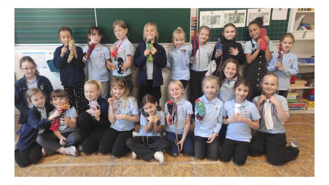 Dziewczęta z klasy 2a SSP prezentują uszyte przez siebie skarpeciaki