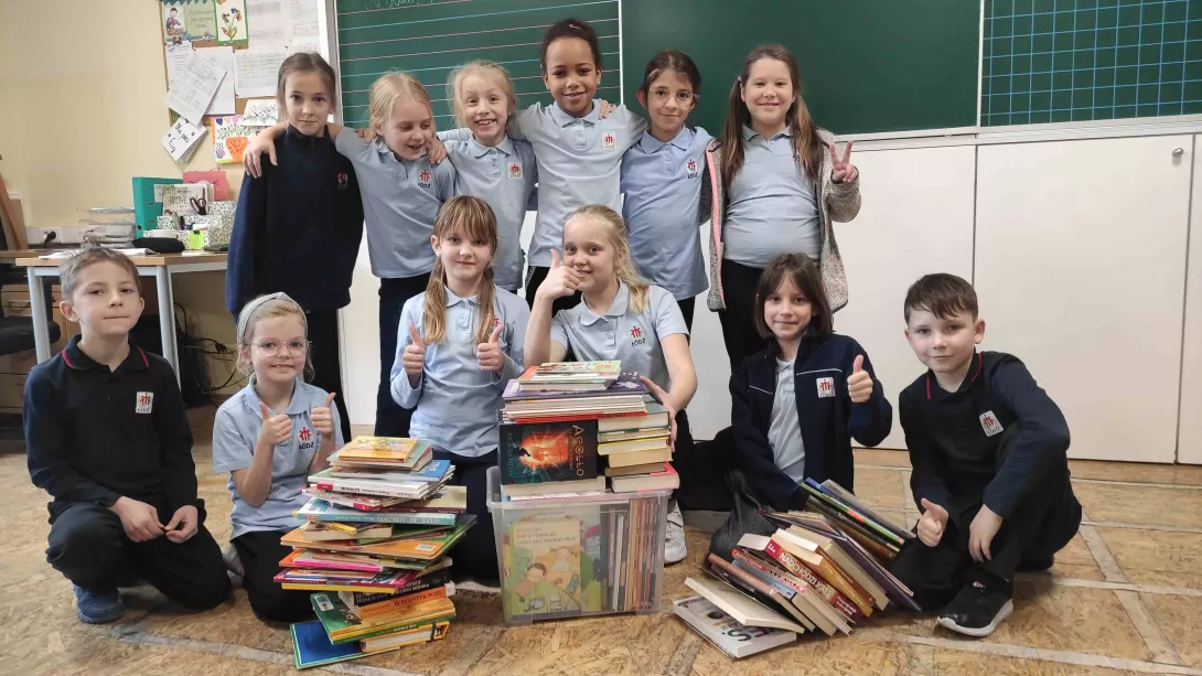 Uczniowie klas 2a i 2b SSP biorący udział w akcji charytatywnej "Podaruj książkę"