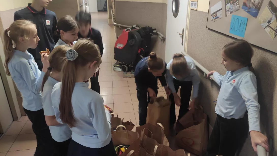 Przekazanie darów przez wolontariuszy do Oratorium Św. Dominika Savio