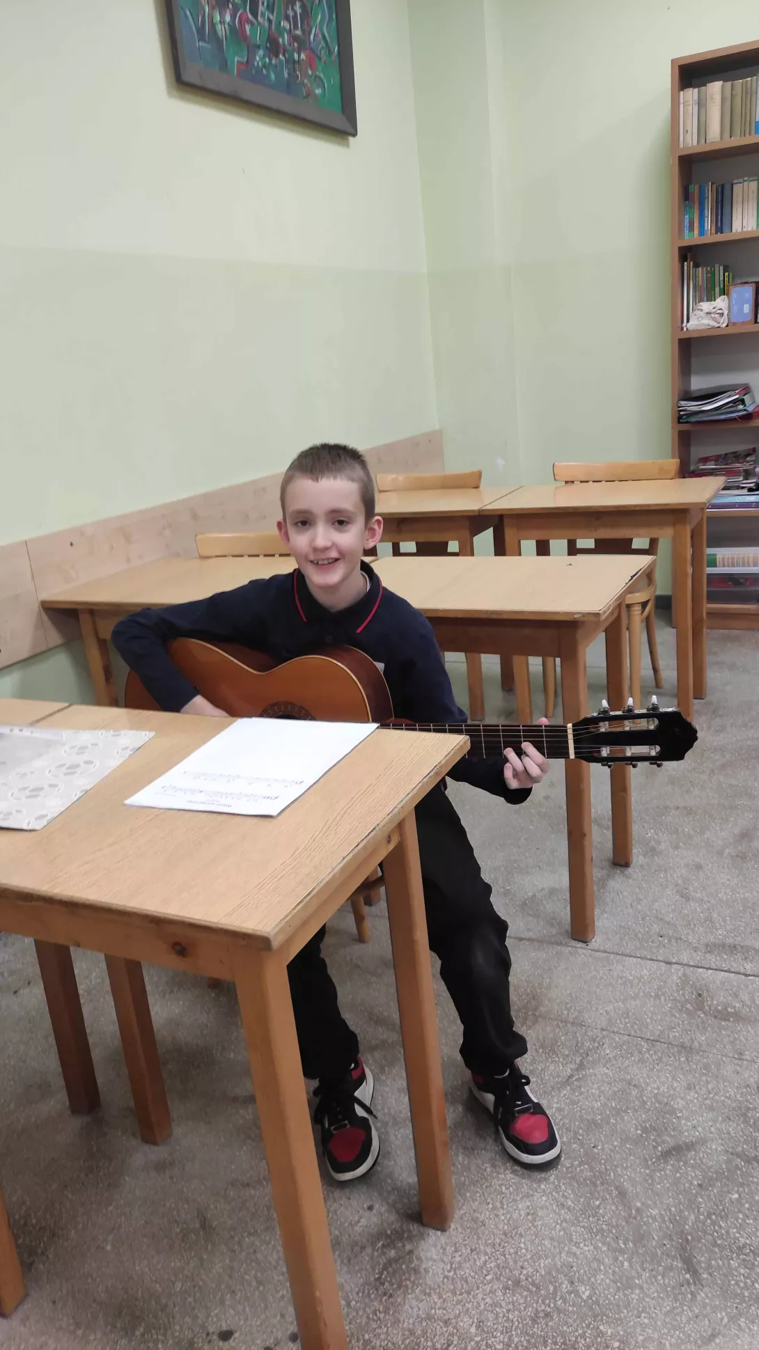 Prezes SKC grający na gitarze w czasie wspólnego kolędowania