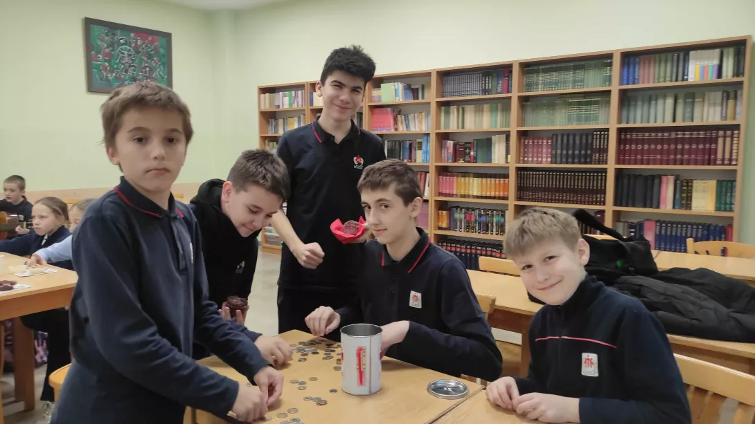 Wolontariusze SKC podczas przeliczania środków zebranych w czasie grudniowych akcji charytatywnych SKC