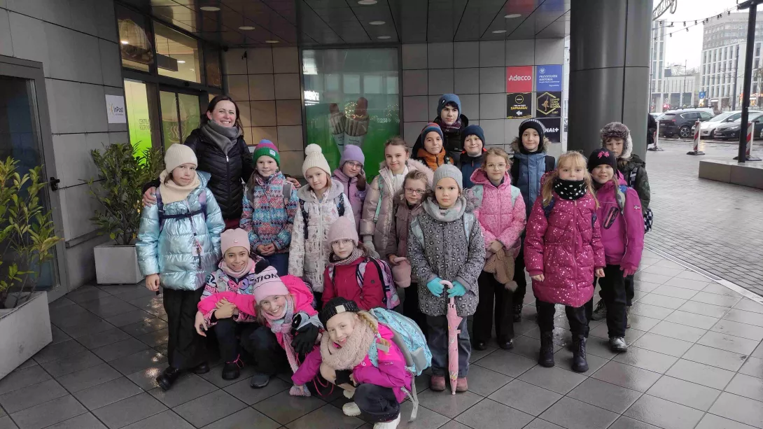 Grupa wolontariuszy SKC wraz z opiekunem koła podczas wyjścia do kina w dniu 9 grudnia 2025