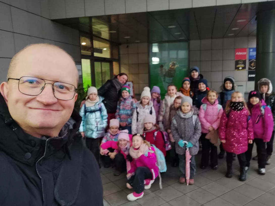 Wolontariusze SKC wraz z nauczycielami przed budynkiem kina, dziękujemy panu Marcinowi Paździorowi za opiekę