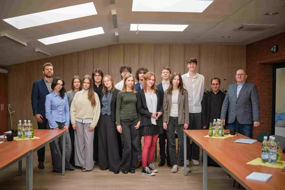 Uczniowie SLO i XXVI LO w sali debat (fot. Amelia Szymańska)