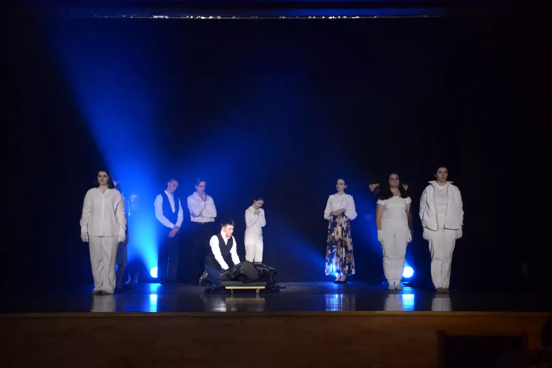 Scena ze spektaklu „Egzaltacja” teatru DO TRZECH RAZY SZTUKA z Mińska Mazowieckiego