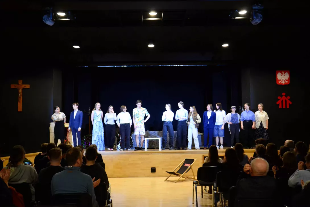 Oklaski po przedstawieniu „Rybka Canero” teatru BEZNAZWY z naszej szkoły.
