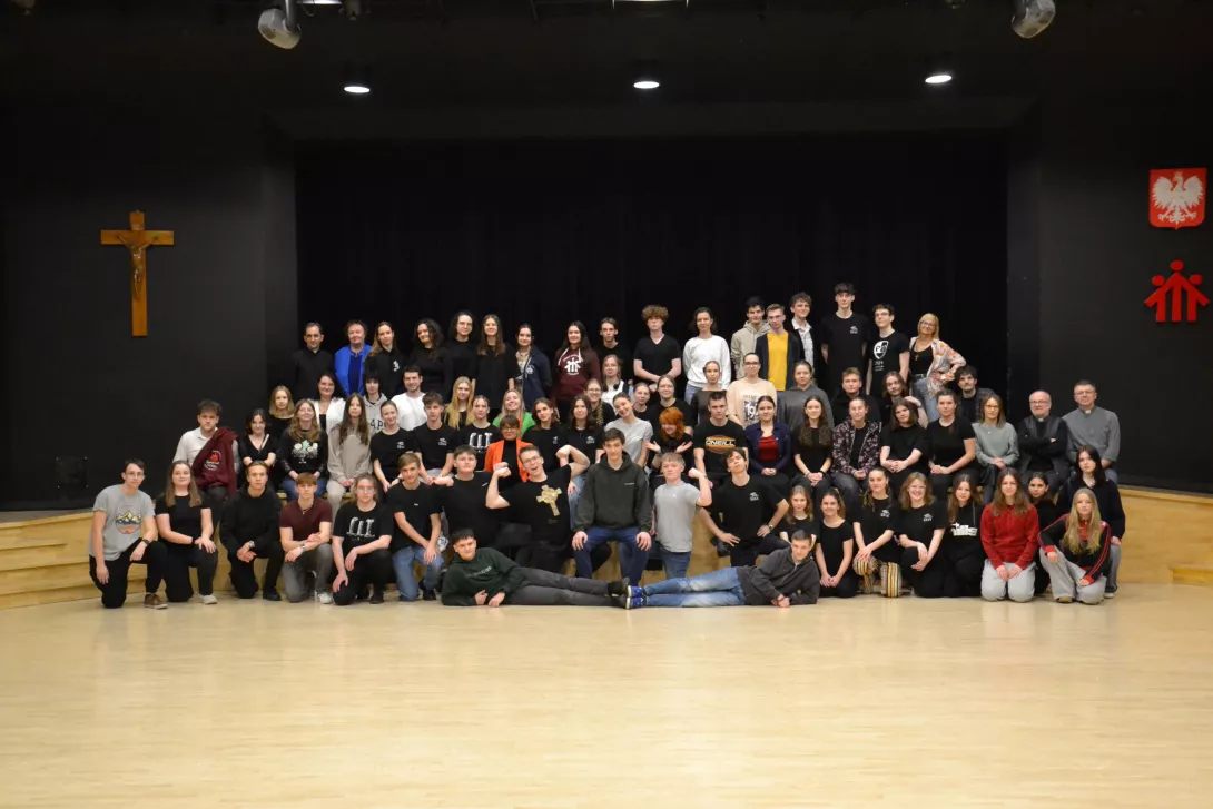 Zdjęcie grupowe uczestników XVI Przeglądu Inicjatyw Teatralnych PIT 2025 w Łodzi