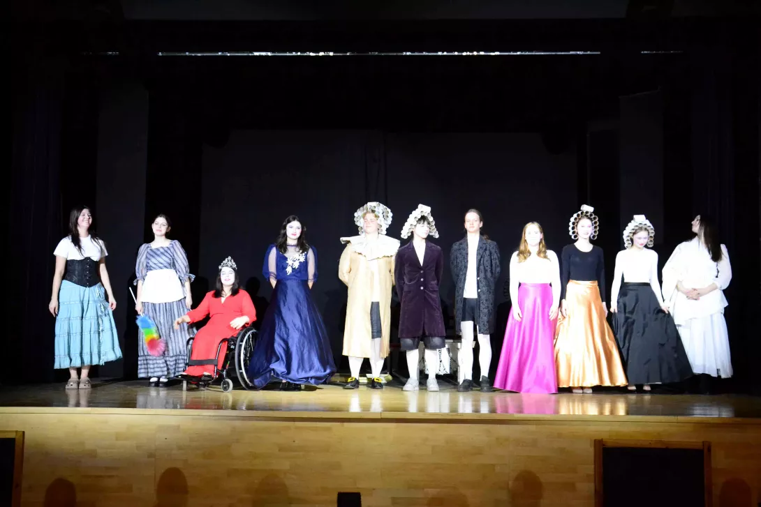 Owacja dla aktorów po spektaklu „Miłościwie nam panujące panie” teatru PLAUDITE z Sokołowa Podlaskiego.