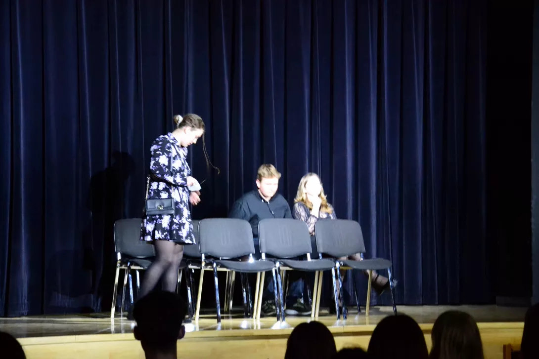 Scena ze spektaklu "Przedstawienie" teatru BEZNAZWY w reżyserii Zuzanny Kluszczyńskiej