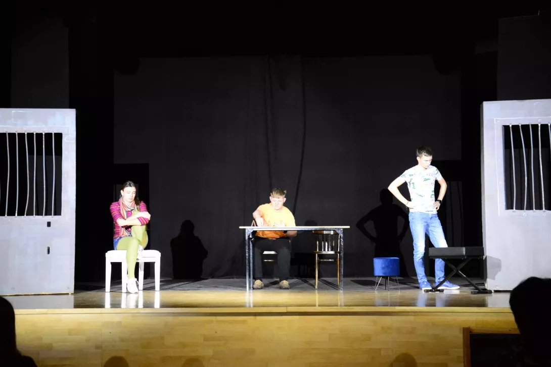 Scena z przedstawienia „Oskarżeni o komedię” INTERNACKIE QUI PRO QUO z Oświęcimia w reżyserii Róży Grzywacz.