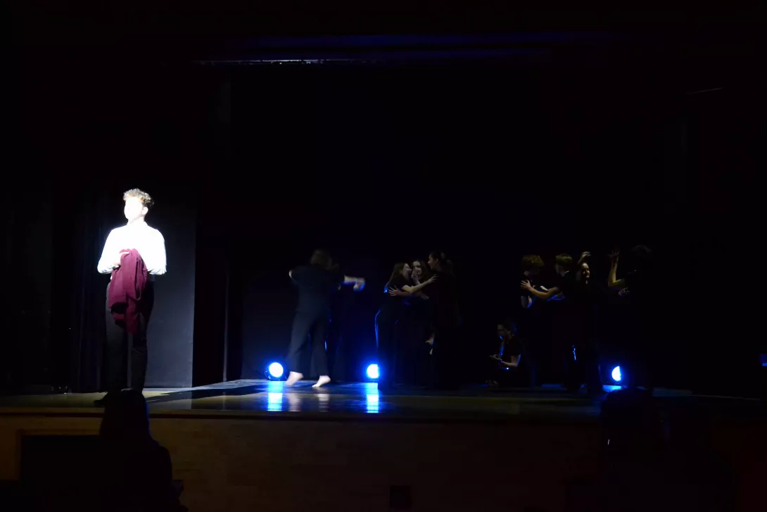 Fragment spektaklu „Wspomnienie” teatru DO TRZECH RAZ SZTUKA z Mińska Mazowieckiego w reżyserii Diany Gajc-Piątkowskiej.