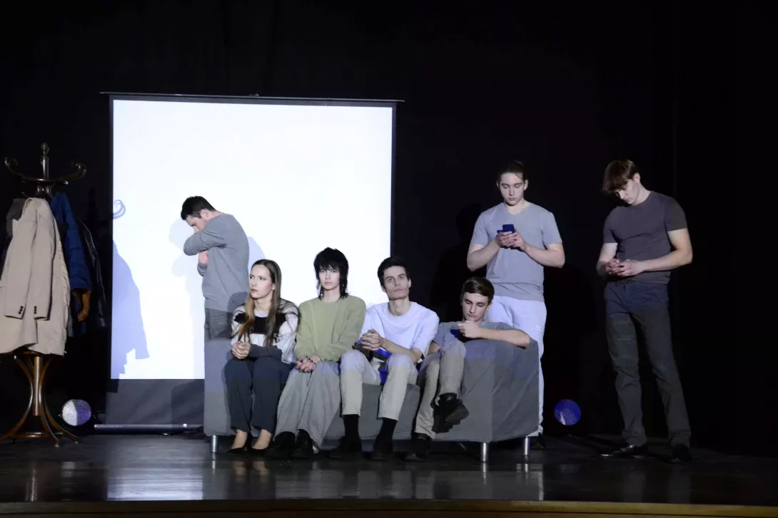 Fragment przedstawienia „Życie na poczekaniu” teatru absolwentów RACJONALNIE I POPRAWNIE z Mińska Mazowieckiego w reżyserii Diany Gajc-Piątkowskiej.