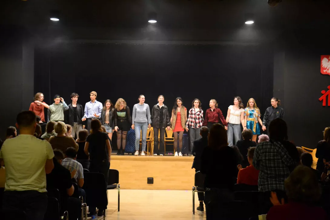 Owacja dla aktorów po spektaklu "I Bóg policzył dni" teatru BEZNAZWY w reżyserii Filipa Garmulewicza.
