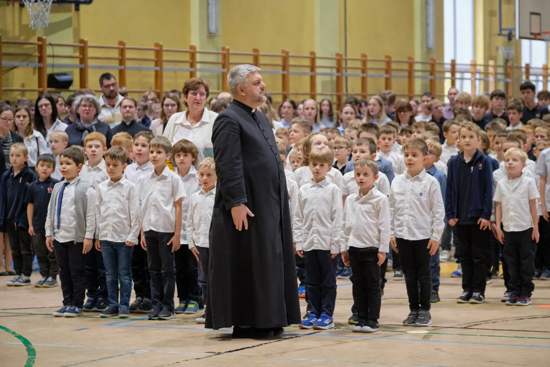 Uczniowie śpiewają hymn państwowy podczas akademii. (fot. Amelia Szymańska)