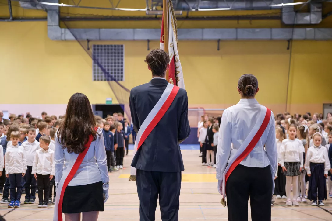 Poczet sztandarowy podczas akademii w Dniu Edukacji Narodowej 2025. (fot. Amelia Szymańska)
