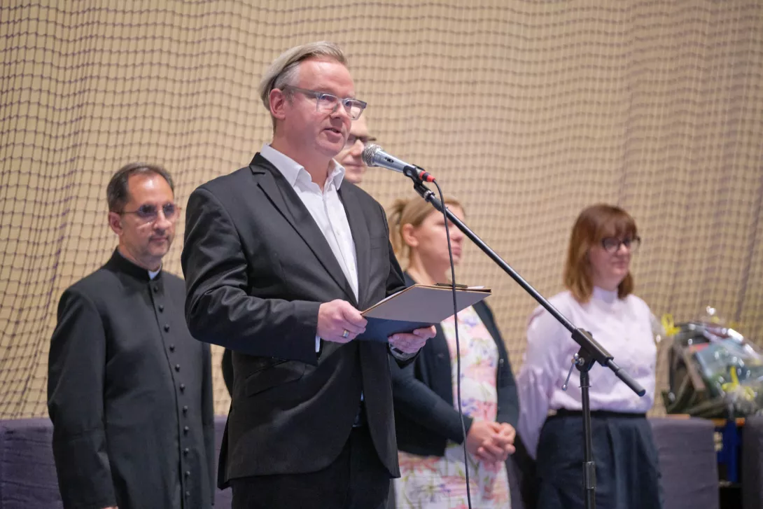 Przedstawiciel Rady Rodziców składa życzenia nauczycielom i pracownikom szkoły. (fot. Amelia Szymańska)