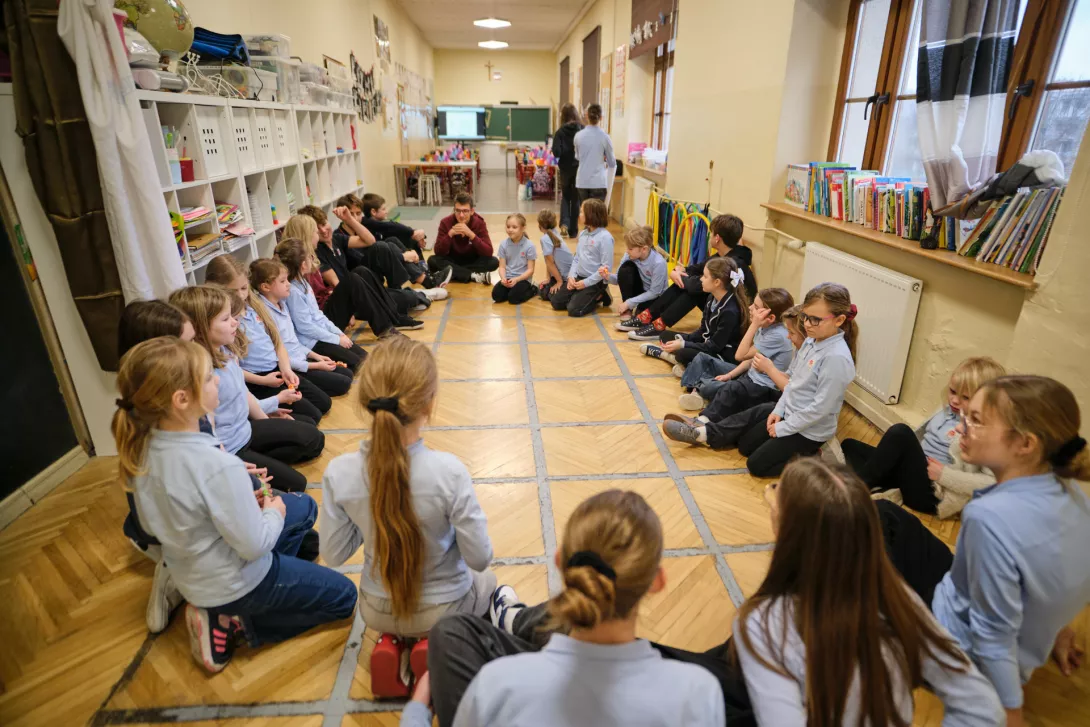 Uczniowie liceum prowadzą lekcję o Ks. Bosko dla szkoły podstawowej. (fot. Amelia Szymańska)