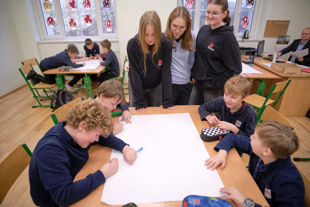 Uczniowie liceum prowadzą lekcję o Ks. Bosko dla szkoły podstawowej. (fot. Amelia Szymańska)