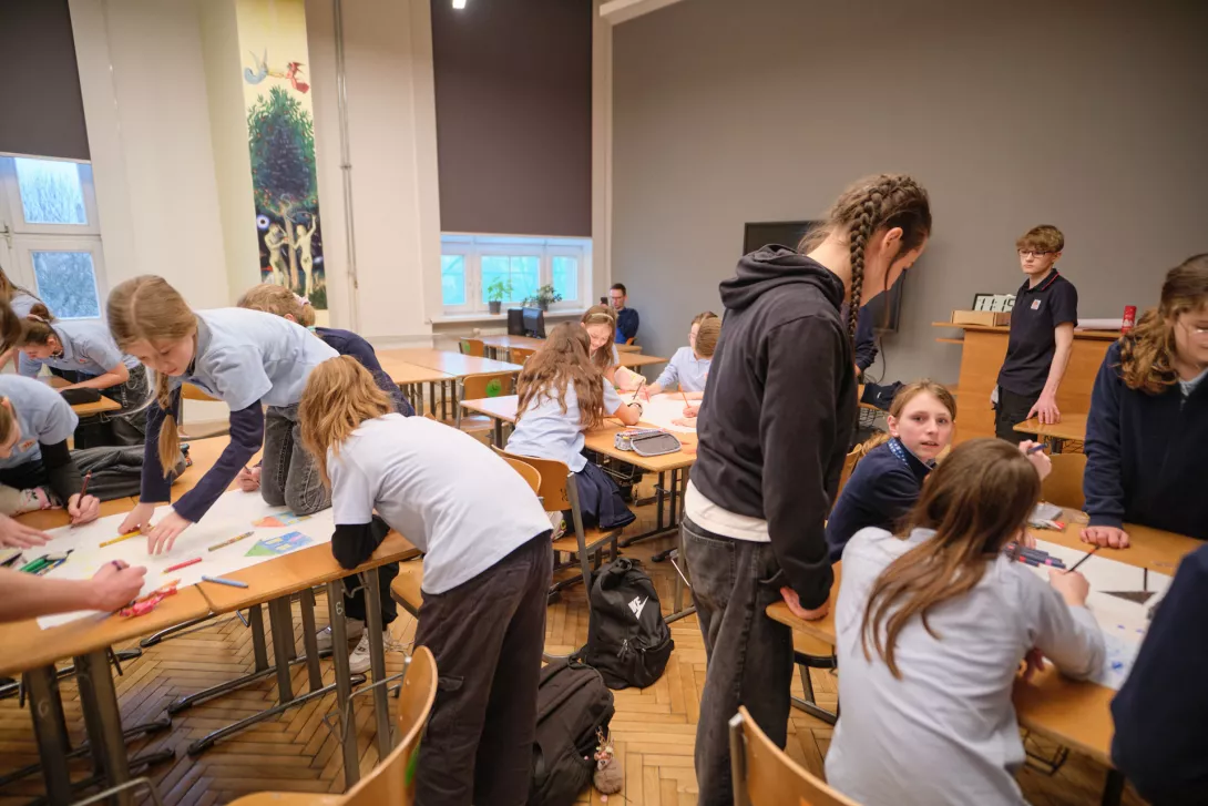 Uczniowie liceum prowadzą lekcję o Ks. Bosko dla szkoły podstawowej. (fot. Amelia Szymańska)