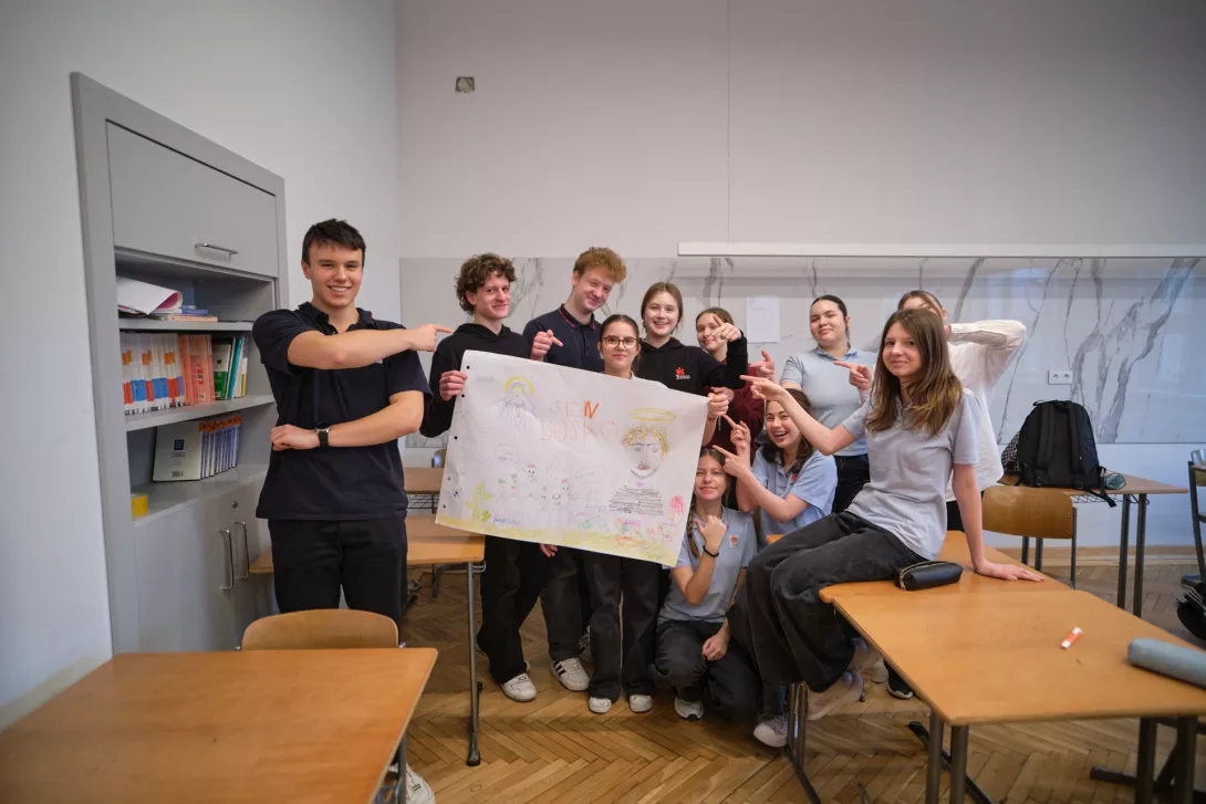 Uczniowie liceum prowadzą lekcję o Ks. Bosko dla szkoły podstawowej. (fot. Amelia Szymańska)