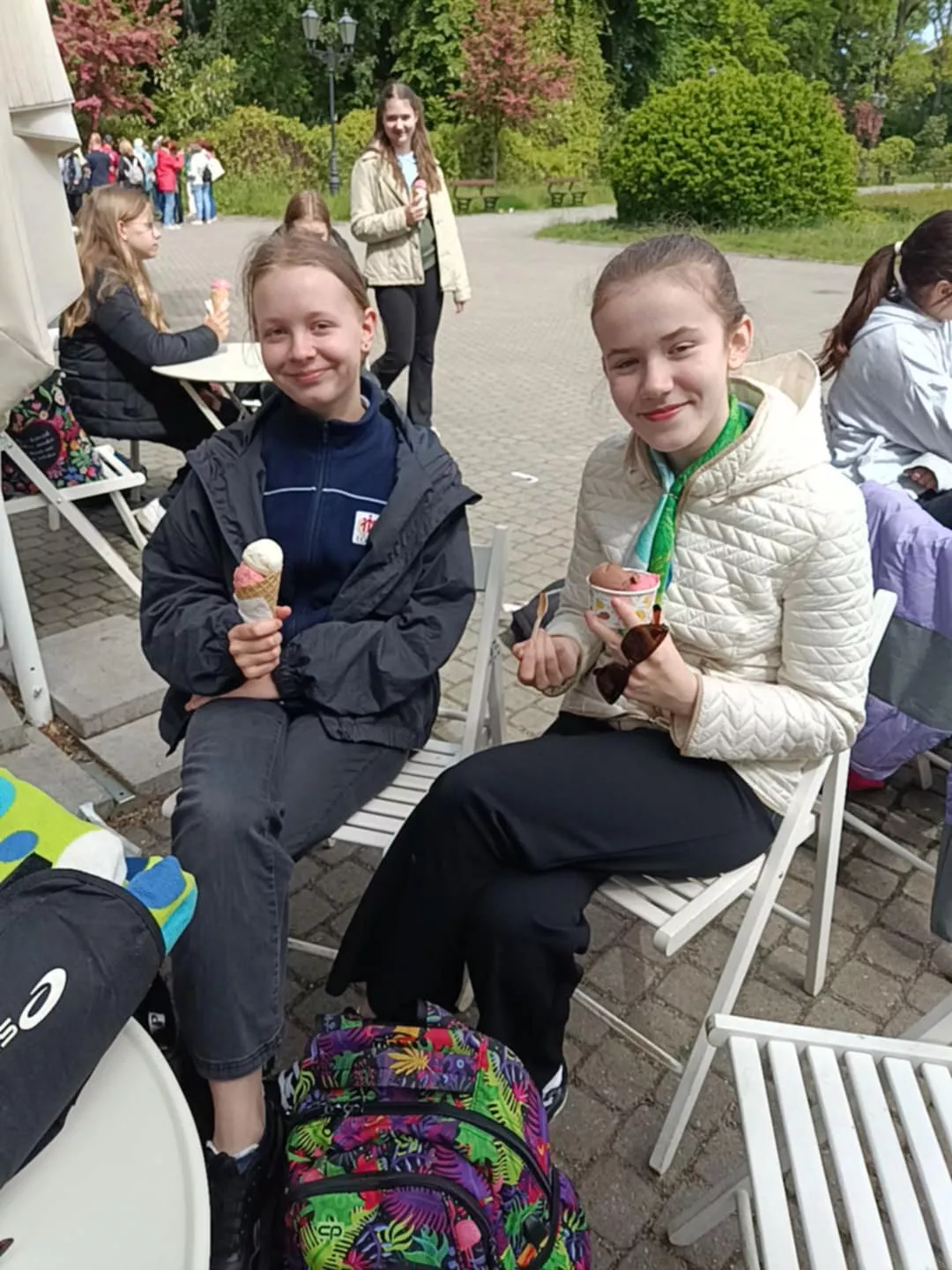Uczennice jedzą lody