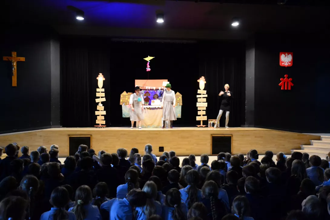 Uczniowie klas wczesnoszkolnych oglądają spektakl o gwarze łódzkiej "Fiksy na fleku" w wykonaniu Fundacji ależ Gustawie! 