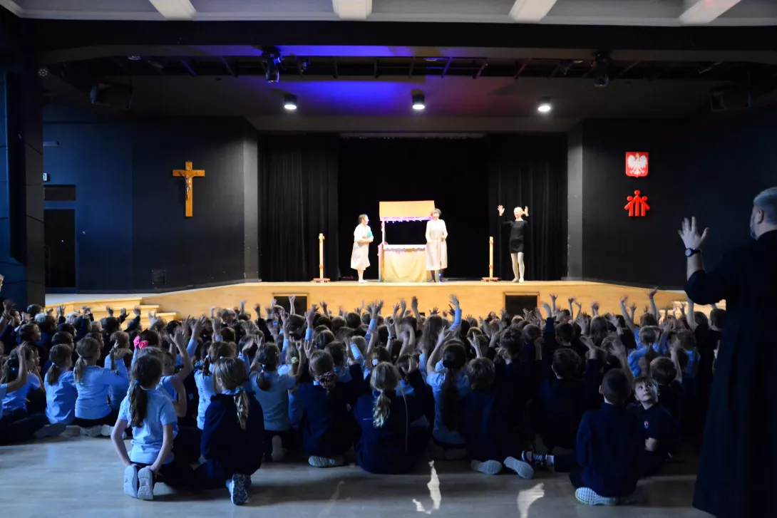 Uczniowie klas wczesnoszkolnych oglądają spektakl o gwarze łódzkiej "Fiksy na fleku" w wykonaniu Fundacji ależ Gustawie! 