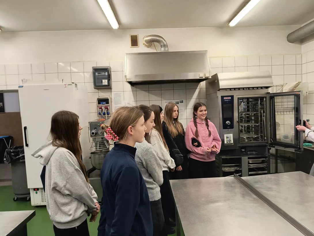 Dziewczęta 7a w pracowni zawodowej w Technikum Gastronomicznym w Łodzi