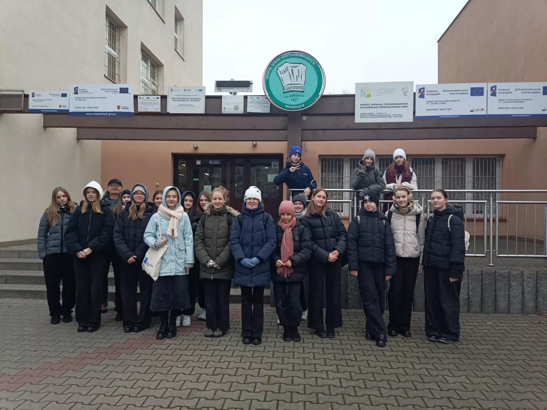 Dziewczęta 7a przed Technikum Gastronomicznym w Łodzi, fot. Aleksandra Wójcik