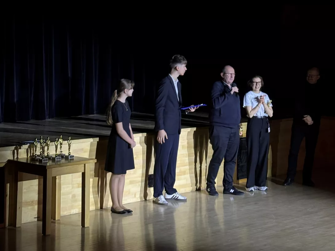 Prowadzący galę w błysku fleszy