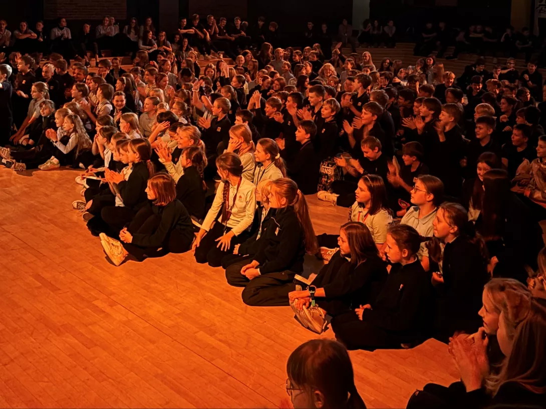 Uczniowie Szkoły Salezjańskiej podziwiają przedstawienie