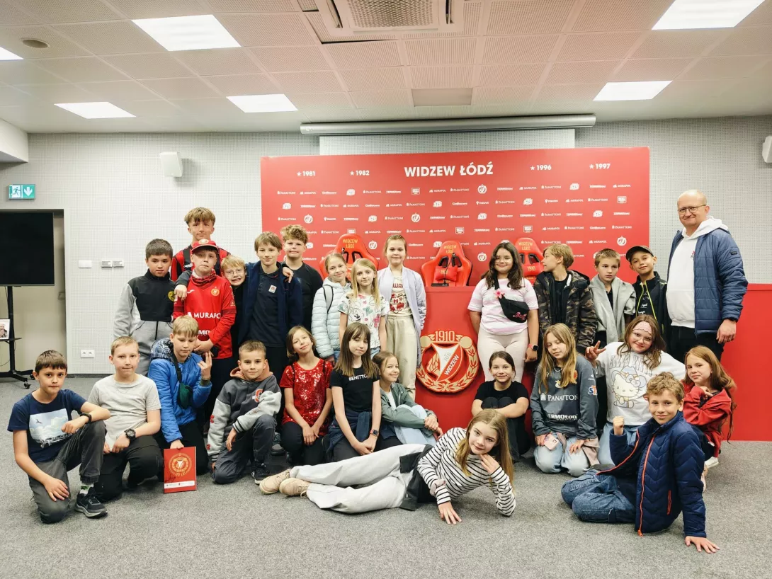 Stadion Widzewa, zdjęcie grupowe w sali konferencyjnej