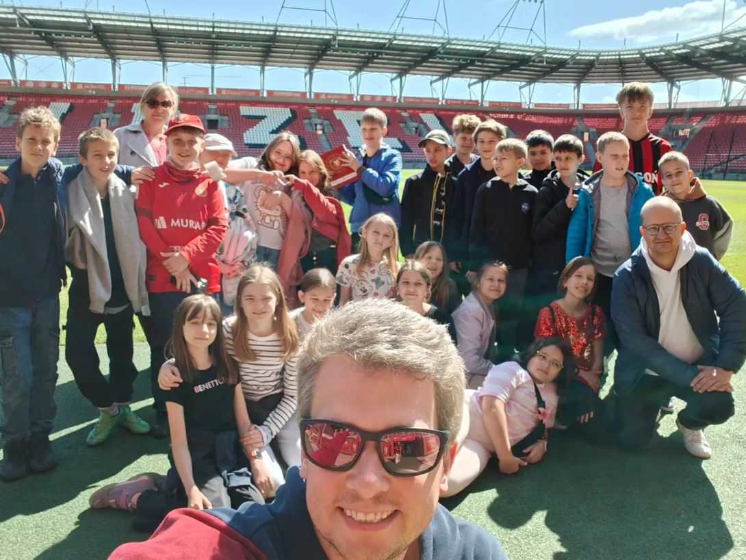 Stadion Widzewa, zdjęcie grupowe przed murawą