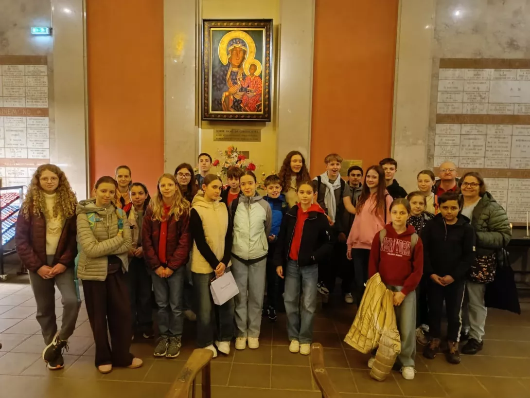 Lyon 2025, zdjęcie grupowe pod obrazem MB Częstochowskiej w Bazylice Notre-Dame de Fourvière