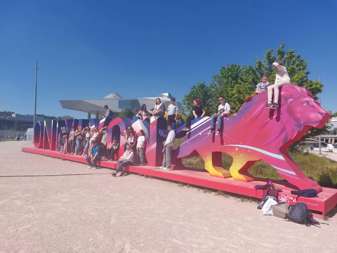 Lyon 2025, zdjęcie grupowe przed Muzeum Confluences