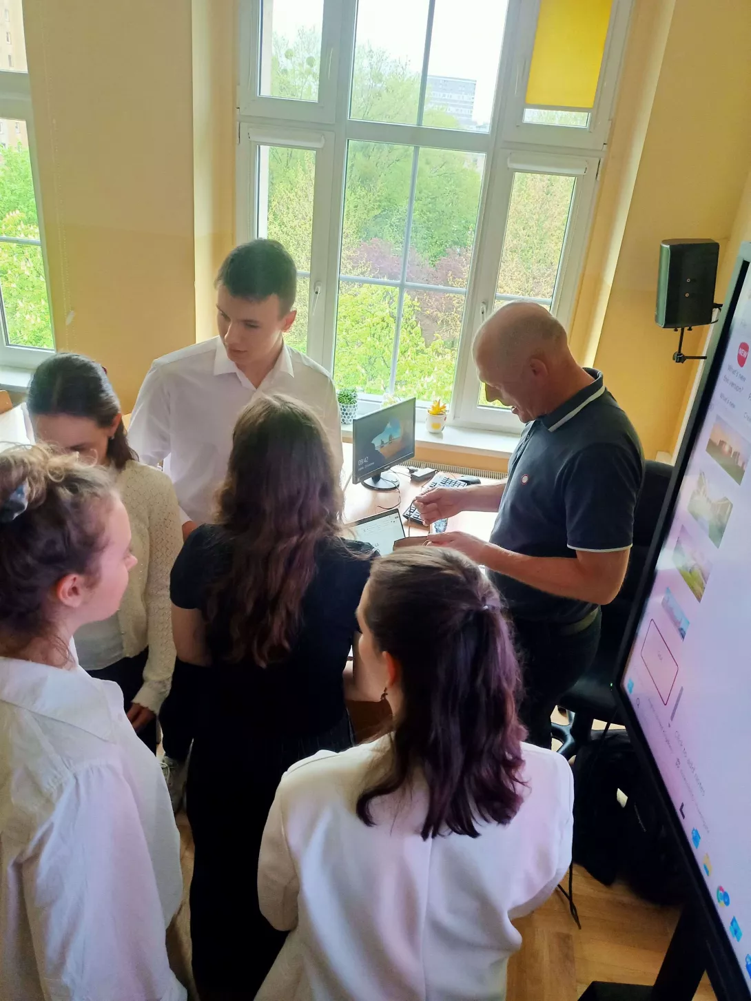 Uczniowie wręczają upominek