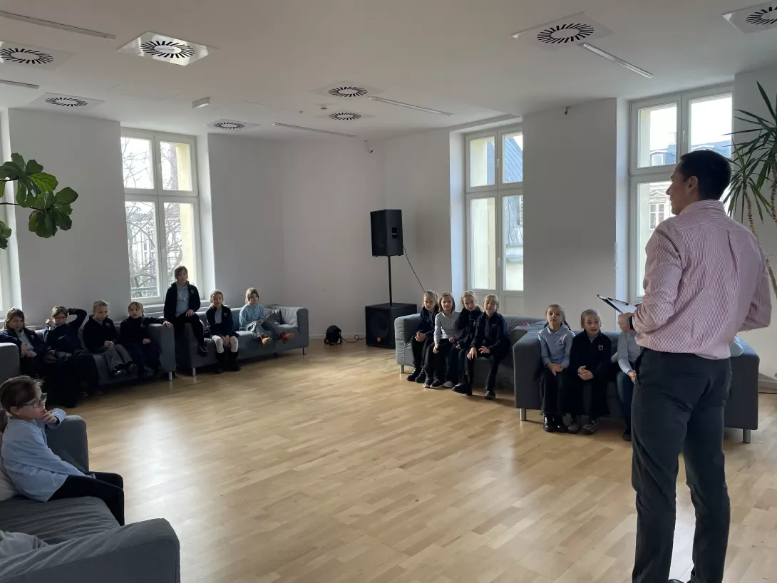 Uczennice słuchają prezentacji w Łódzkim Centrum Wydarzeń