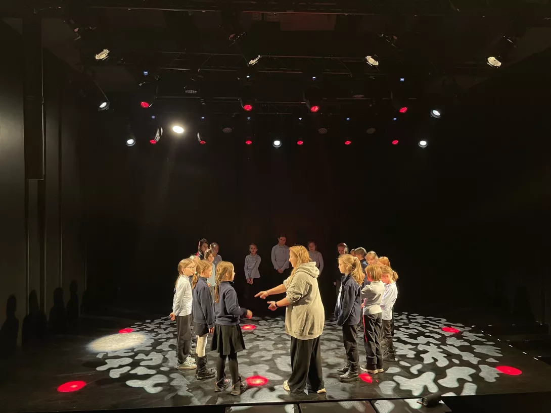 Uczennice uczestniczą w warsztatach teatralnych