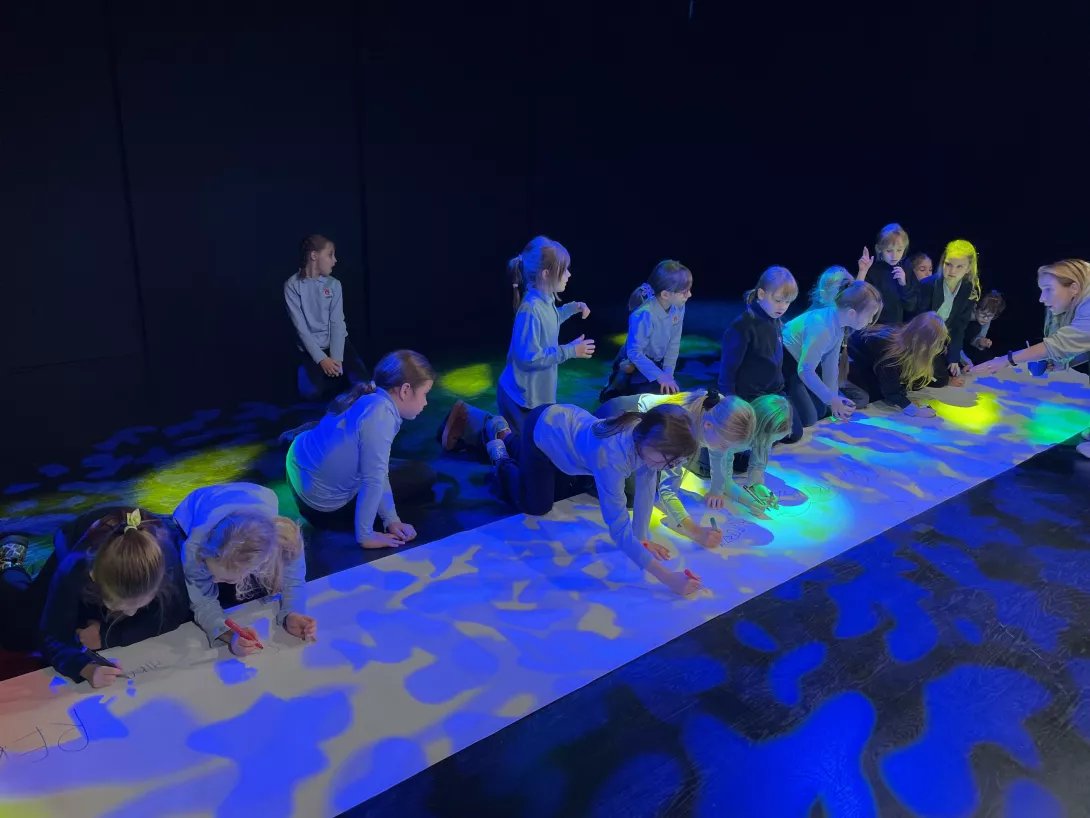 Uczennice uczestniczą w warsztatach teatralnych