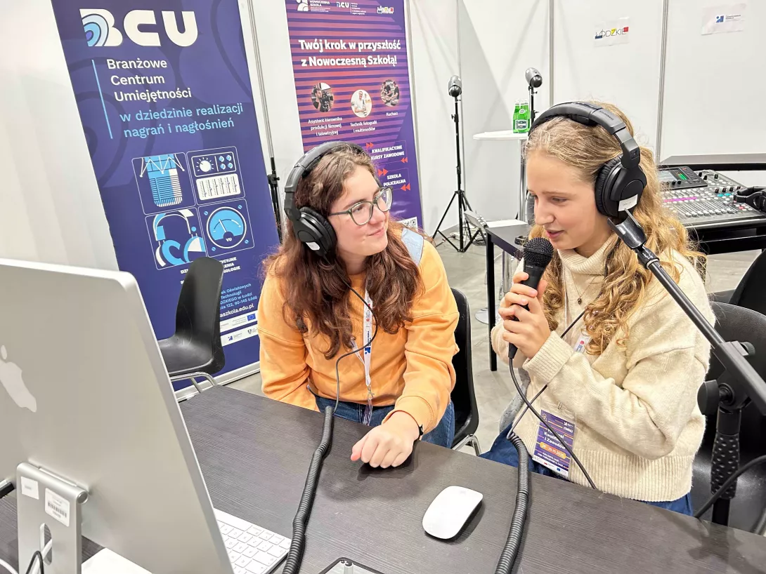 Uczennice w czasie warsztatów dźwiękowych