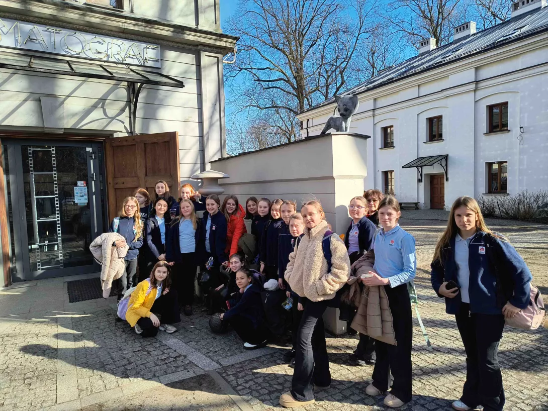 Uczennice klasy 5c po zakończonym zwiedzaniu Muzeum Kinematografii, zdjęcie grupowe