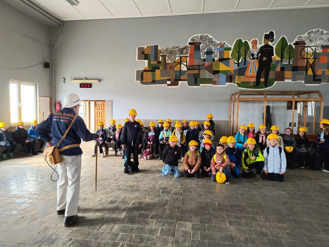 Kopalnia Soli w Kłodawie, czwartoklasiści słuchają opowieści przewodnika