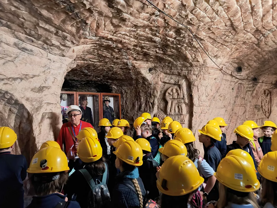 Kopalnia Soli w Kłodawie, czwartoklasiści słuchają opowieści przewodnika