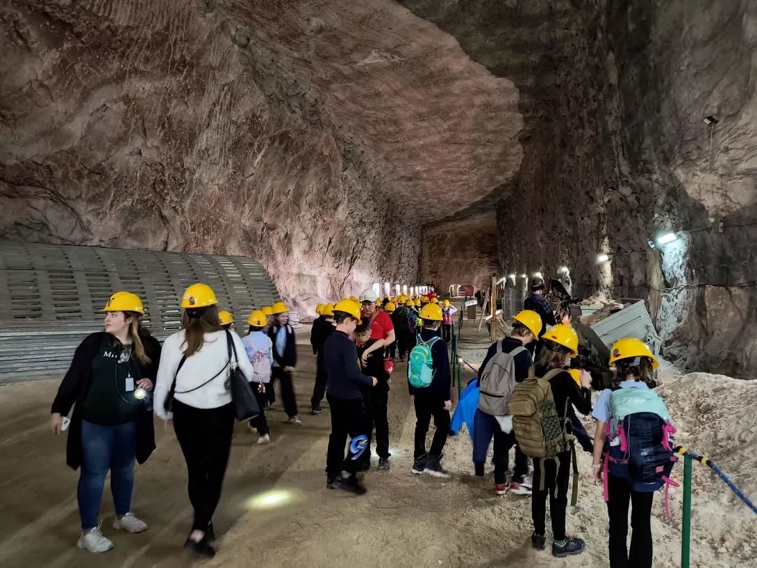 Kopalnia Soli w Kłodawie, czwartoklasiści słuchają opowieści przewodnika