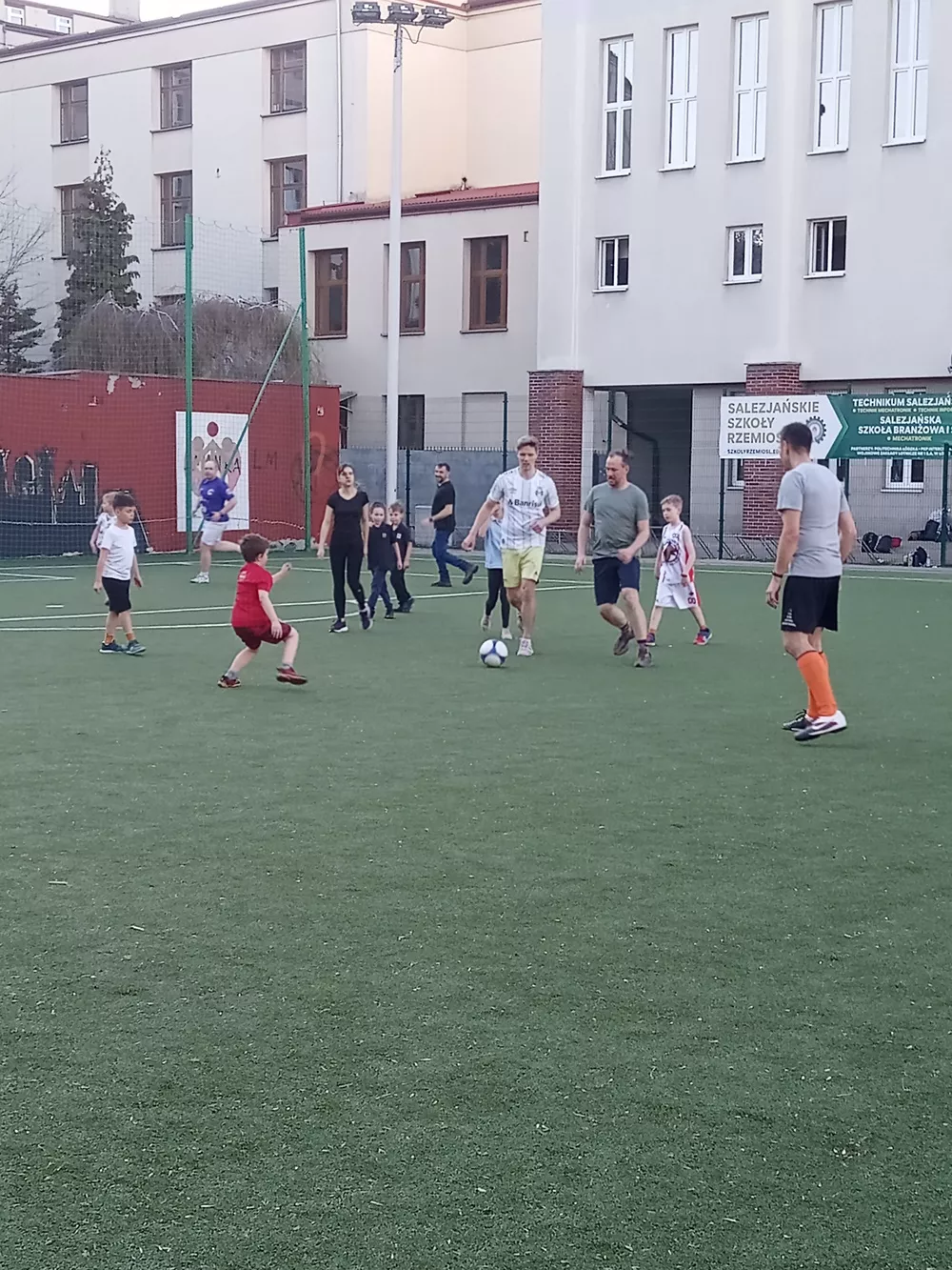 Uczniowie klasy 1d wraz z Rodzicami podczas meczu piłki nożnej.