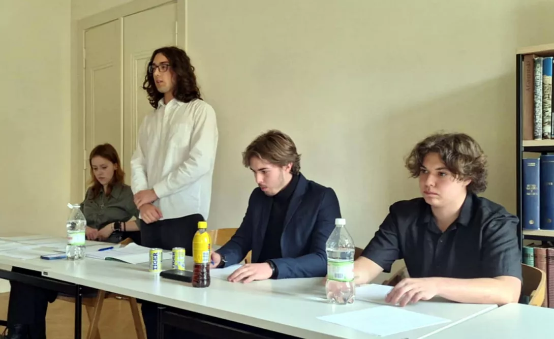 Debata - argumenty przedstawia Antoni.