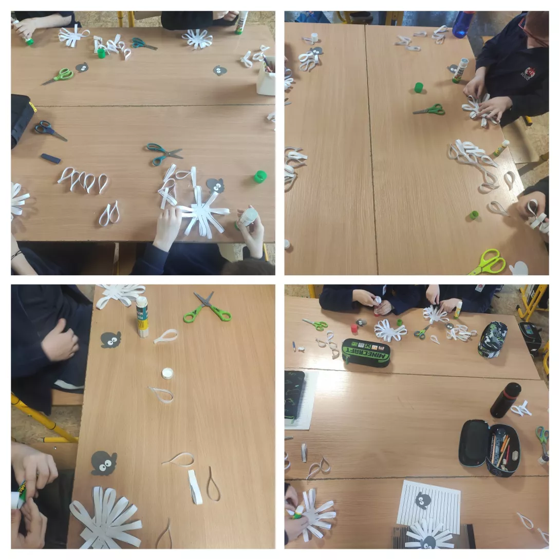 uczniowie 1b przygotowujący świąteczną dekorację klasy