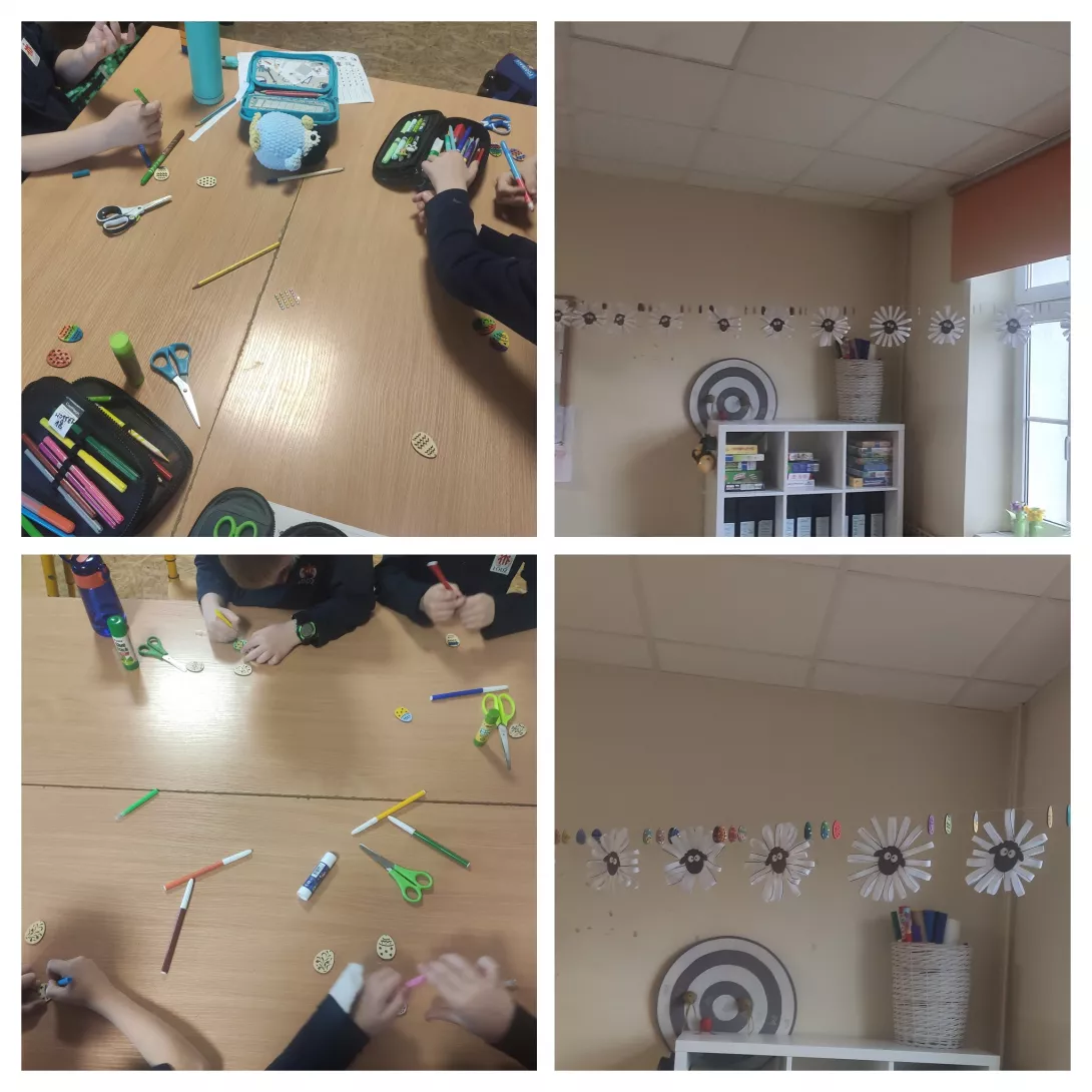 uczniowie 1b przygotowujący świąteczną dekorację klasy